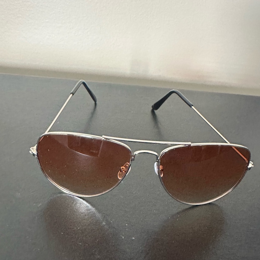 Stylish Aviator Sunglasses with Gold Frame